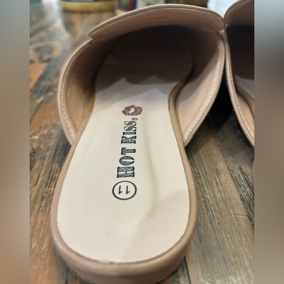 Hot Kiss Women’s Horsebit. Mules Size 11. - Picture 6 of 11